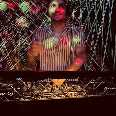 AKIN ÖZKAYA — KiKi Cihangir'de çalan DJ