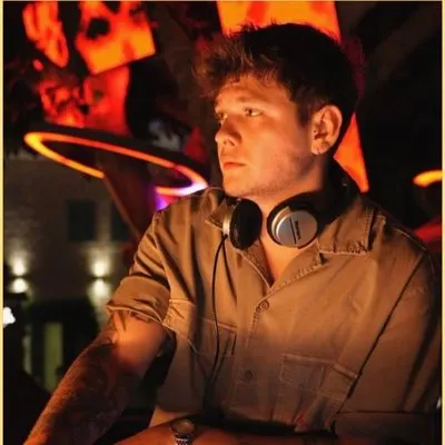 EMİR EFE — KiKi Cihangir'de çalan DJ