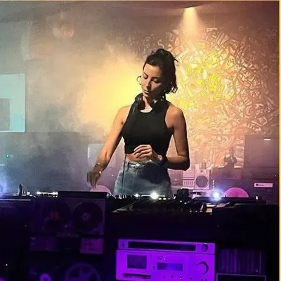 ESİNBEATS — KiKi Cihangir'de çalan DJ