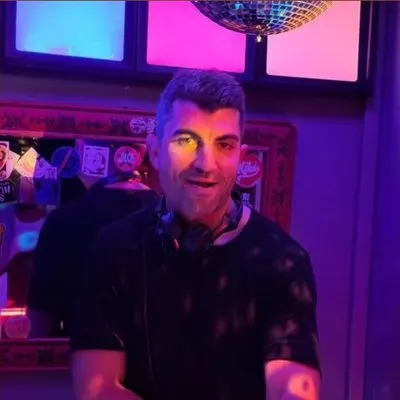 YUNUS SEZENER — KiKi Cihangir'de çalan DJ