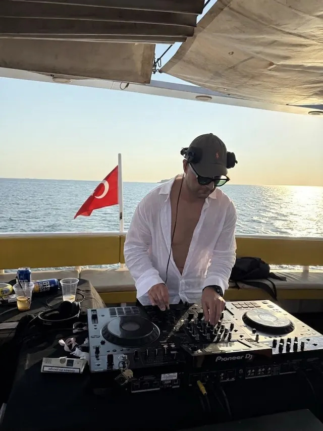 BRUSK — KiKi Cihangir'de çalan DJ