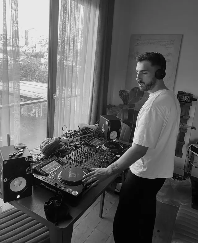 MALI — KiKi Cihangir'de çalan DJ